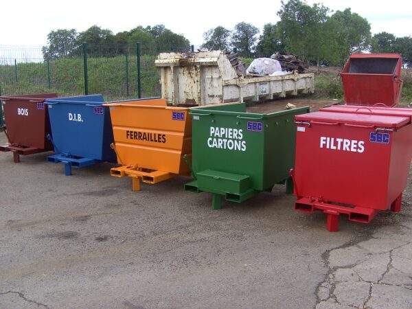 Bennes basculantes pour tri des déchets avec marquages