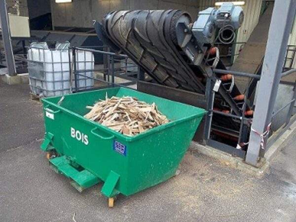 Benne à bois verte 900 litres avec marquage