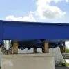 Benne bleue pour squelettes de tôles sur roulettes