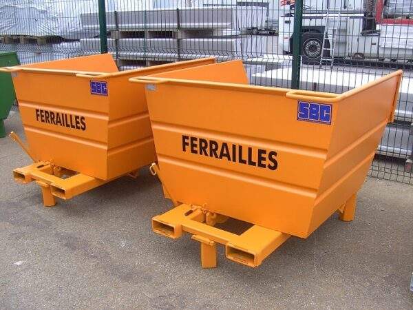 Benne à ferraille jaunes avec marquage