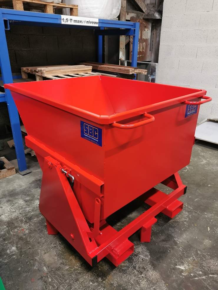 Benne articulée rouge sur pivot 680L