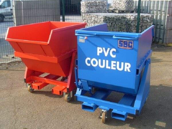 Bennes polyvalentes rouge et bleue avec bec tout déchet 500L avec marquage